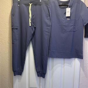 FIGS SPACE GRAY—BNWT—scrub top & jogger pants - set. Both sz Large